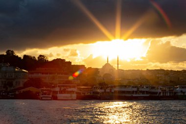 Sarı gökyüzü ile deniz kenarında dramatik bir gün batımı
