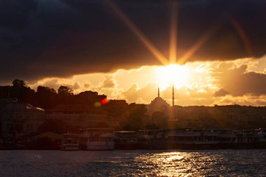 Türkiye 'nin Galata Köprüsü' nden İstanbul Sultanahmet bölgesinin gün batımı manzarası