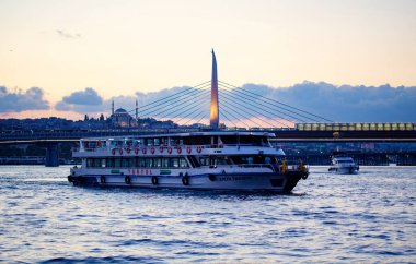 Türkiye 'nin Galata Köprüsü' nden İstanbul Sultanahmet bölgesinin gün batımı manzarası