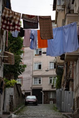 İstanbul 'daki Balat alanı: eski renkli evler ve dik sokaklar, evlerin arasındaki ipte asılı elbiseler, İstanbul ve Türkiye