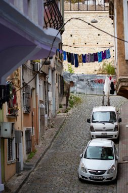İstanbul 'daki Balat alanı: eski renkli evler ve dik sokaklar, evlerin arasındaki ipte asılı elbiseler, İstanbul ve Türkiye