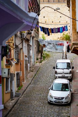 İSTANBUL, TURKEY - Eylül 2020: İstanbul 'daki Balat alanı: renkli evler ve dar sokaklar, İstanbul, Türkiye