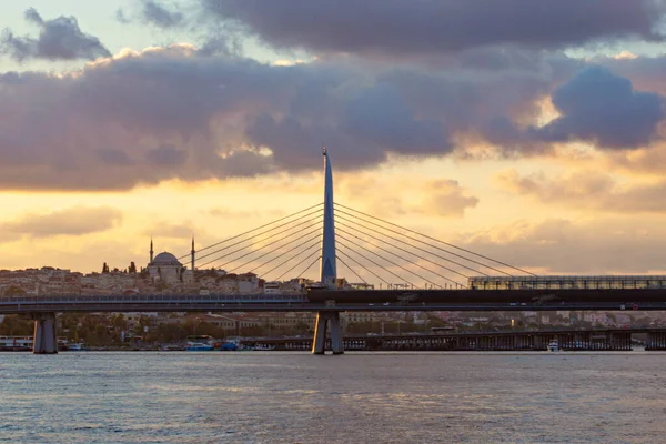 Türkiye 'nin Galata Köprüsü' nden İstanbul Sultanahmet bölgesinin gün batımı manzarası