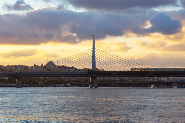 Türkiye 'nin Galata Köprüsü' nden İstanbul Sultanahmet bölgesinin gün batımı manzarası