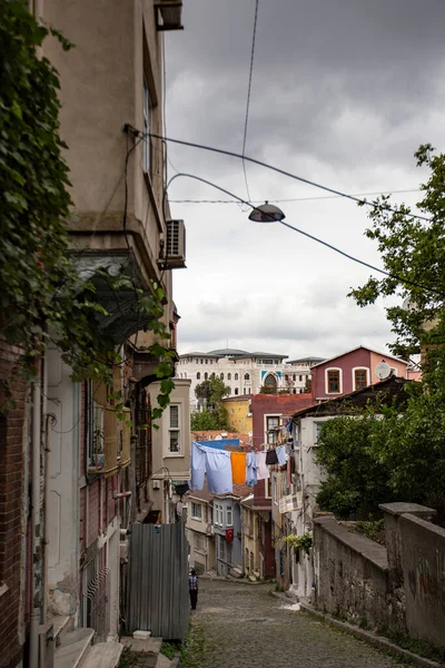 İstanbul 'daki Balat alanı: eski renkli evler ve dik sokaklar, evlerin arasındaki ipte asılı elbiseler, İstanbul ve Türkiye