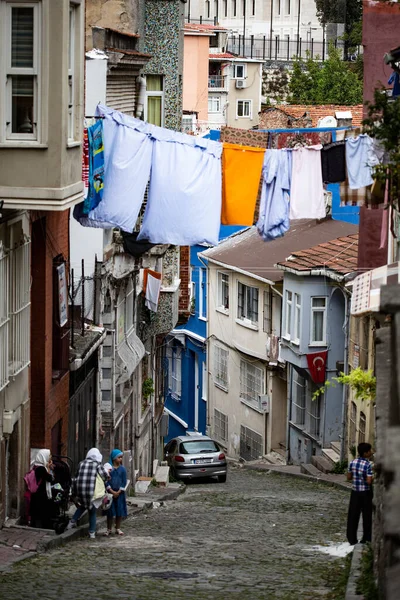 İstanbul 'daki Balat alanı: eski renkli evler ve dik sokaklar, evlerin arasındaki ipte asılı elbiseler, İstanbul ve Türkiye