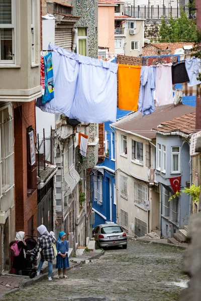 İstanbul 'daki Balat alanı: eski renkli evler ve dik sokaklar, evlerin arasındaki ipte asılı elbiseler, İstanbul ve Türkiye