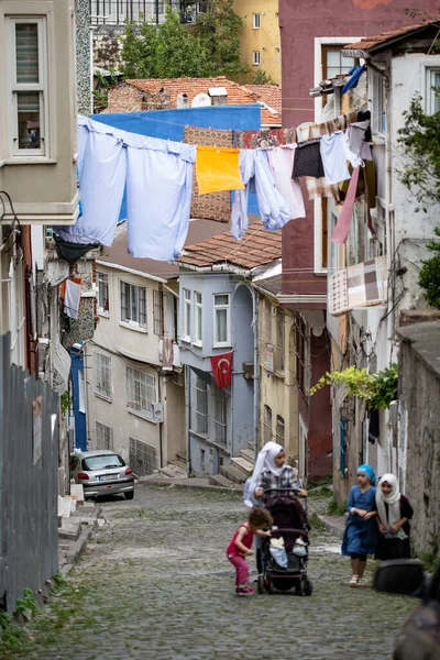 İstanbul 'daki Balat alanı: eski renkli evler ve dik sokaklar, evlerin arasındaki ipte asılı elbiseler, İstanbul ve Türkiye