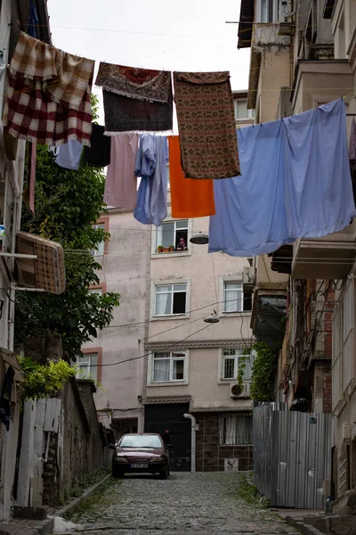 Balat Area Istanbul Old Colorful Houses Steep Streets Clothes Hanging — Stock Photo, Image