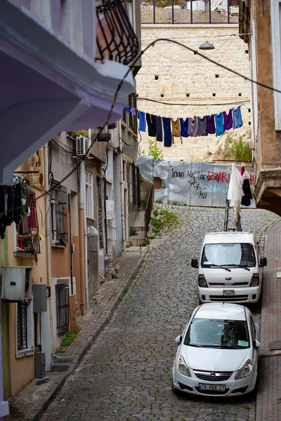 İstanbul 'daki Balat alanı: eski renkli evler ve dik sokaklar, evlerin arasındaki ipte asılı elbiseler, İstanbul ve Türkiye