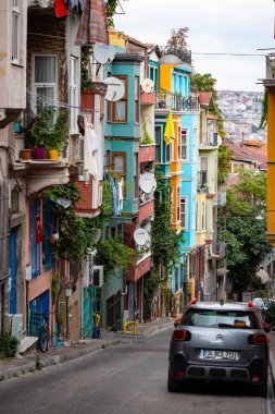 İSTANBUL, TURKEY - Eylül 2020: İstanbul 'daki Balat alanı: renkli evler ve dar sokaklar, İstanbul, Türkiye