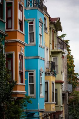 İSTANBUL, TURKEY - Eylül 2020: İstanbul 'daki Balat alanı: renkli evler ve dar sokaklar, İstanbul, Türkiye