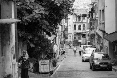 İstanbul 'daki Balat alanı: eski renkli evler ve dik sokaklar, evlerin arasındaki ipte asılı elbiseler, İstanbul ve Türkiye