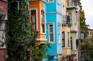 İSTANBUL, TURKEY - Eylül 2020: İstanbul 'daki Balat alanı: renkli evler ve dar sokaklar, İstanbul, Türkiye