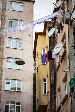İSTANBUL, TURKEY - Eylül 2020: İstanbul 'daki Balat alanı: renkli evler ve dar sokaklar, İstanbul, Türkiye