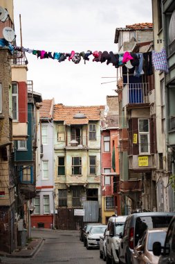 İstanbul 'daki Balat alanı: eski renkli evler ve dik sokaklar, evlerin arasındaki ipte asılı elbiseler, İstanbul ve Türkiye