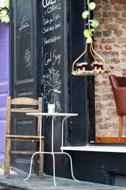 İstanbul Kafe 'de tepside bir fincan Türk çayı