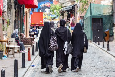 İSTANBUL, TURKEY - Eylül 2020: İstanbul, Balat bölgesi, Türkiye caddesinde yürüyen üç Müslüman kadın
