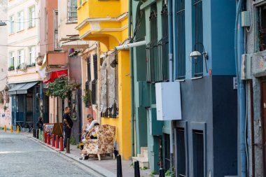 İSTANBUL, TURKEY - Eylül 2020: İstanbul 'daki Balat alanı: renkli evler ve dar sokaklar, İstanbul, Türkiye