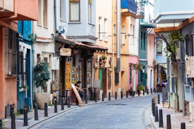 İSTANBUL, TURKEY - Eylül 2020: İstanbul 'daki Balat alanı: renkli evler ve dar sokaklar, İstanbul, Türkiye