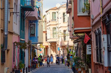 İSTANBUL, TURKEY - Eylül 2020: İstanbul 'daki Balat alanı: renkli evler ve dar sokaklar, İstanbul, Türkiye