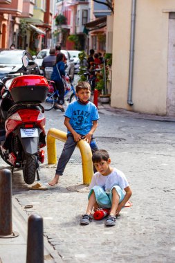İstanbul, Türkiye 'nin Balat bölgesinde oynayan Türk çocuklar