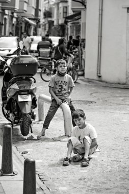İstanbul, Türkiye 'nin Balat bölgesinde oynayan Türk çocuklar