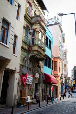 İSTANBUL, TURKEY - Eylül 2020: İstanbul 'daki Balat alanı: renkli evler ve dar sokaklar, İstanbul, Türkiye