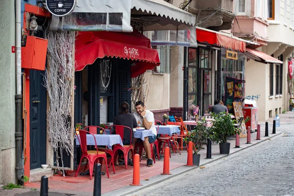 Istanbul Turquía Septiembre 2020 Acogedor Café Callejero Con Mesas Aire — Foto de Stock