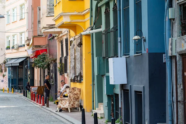 İSTANBUL, TURKEY - Eylül 2020: İstanbul 'daki Balat alanı: renkli evler ve dar sokaklar, İstanbul, Türkiye