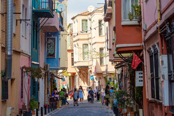İSTANBUL, TURKEY - Eylül 2020: İstanbul 'daki Balat alanı: renkli evler ve dar sokaklar, İstanbul, Türkiye