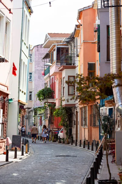 İSTANBUL, TURKEY - Eylül 2020: İstanbul 'daki Balat alanı: renkli evler ve dar sokaklar, İstanbul, Türkiye