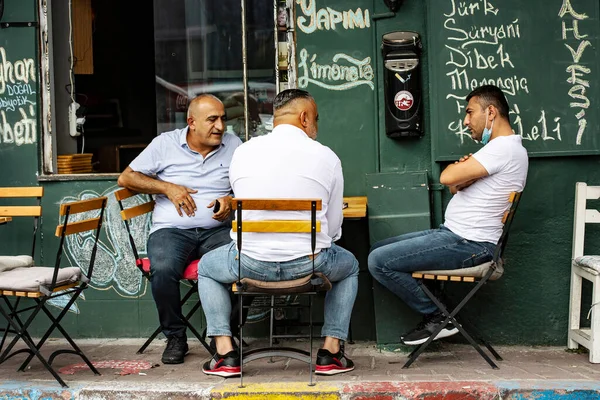 Hangulatos Utcai Kávézó Asztalokkal Odakint Emberek Ülnek Beszélgetnek Régi Isztambul — Stock Fotó