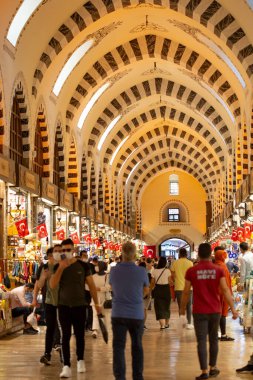 Mısır pazarı, insanlar pazar yerinde yürüyor ve alışveriş yapıyorlar, İstanbul, Türkiye