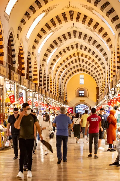 Mısır pazarı, insanlar pazar yerinde yürüyor ve alışveriş yapıyorlar, İstanbul, Türkiye