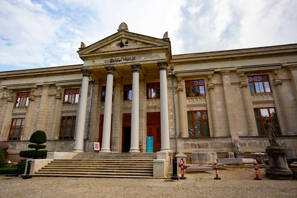 İSTANBUL, TURKEY - Eylül 2020: İstanbul Arkeoloji Müzesine Giriş, Sultanahmet alanı, Türkiye