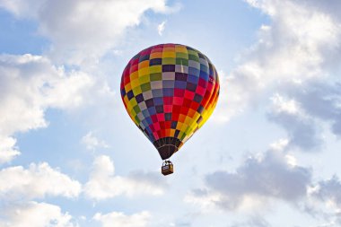 Gökyüzünde uçan sıcak hava balonunun alt görüntüsü