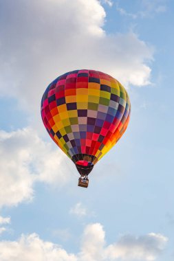 Gökyüzünde uçan sıcak hava balonunun alt görüntüsü