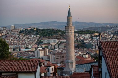 Ankara 'nın Ankara Eski Kalesi' nden gün batımı manzarası, ev çatılarının havadan görüntüsü, gün batımında şehir manzarası, Türkiye