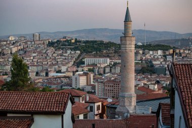 Ankara 'nın Ankara Eski Kalesi' nden gün batımı manzarası, ev çatılarının havadan görüntüsü, gün batımında şehir manzarası, Türkiye