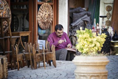  Türk esnaf, eski Ankara kenti Türkiye 'deki atölyesinin yanındaki metal plakayı dövüyor
