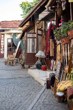 Eski Ankara kentinde antika pazarı, hediyelik eşya dükkanı, bit pazarı, antika mobilya, Ankara, Türkiye
