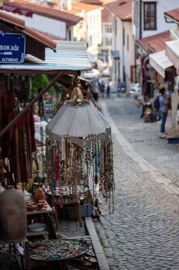 Eski Ankara bölgesinde eski evler, antika dükkanları ve kafeler var. Ankara kalesi yakınlarındaki tarihi sokaklar