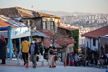  Eski Ankara kenti, tarihi evler ve sokaklardaki insanlar, Ankara, Türkiye