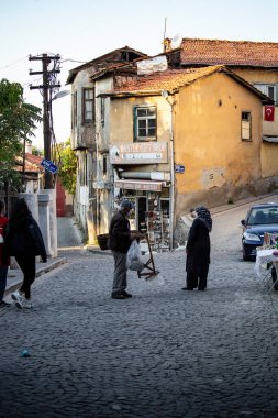  Eski Ankara kenti, tarihi evler ve sokaklardaki insanlar, Ankara, Türkiye