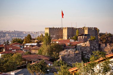 Ankara Eski Şatosu 'ndan Ankara kenti, ev çatılarının havadan görünüşü, gün batımında şehir manzarası, Türkiye