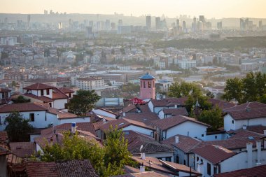 Ankara 'nın Ankara Eski Kalesi' nden gün batımı manzarası, ev çatılarının havadan görüntüsü, gün batımında şehir manzarası, Türkiye