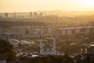 Ankara 'nın Ankara Eski Kalesi' nden gün batımı manzarası, ev çatılarının havadan görüntüsü, gün batımında şehir manzarası, Türkiye