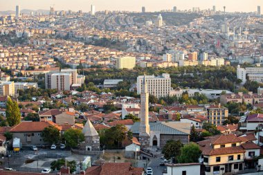 Ankara 'nın Ankara Eski Kalesi' nden gün batımı manzarası, ev çatılarının havadan görüntüsü, gün batımında şehir manzarası, Türkiye