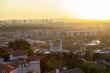 Ankara 'nın Ankara Eski Kalesi' nden gün batımı manzarası, ev çatılarının havadan görüntüsü, gün batımında şehir manzarası, Türkiye